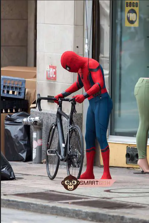 CnWSHE9W8AAmgBY SPIDER-MAN: HOMECOMING Set Videos Show Spidey Taking Out a Bad Guy