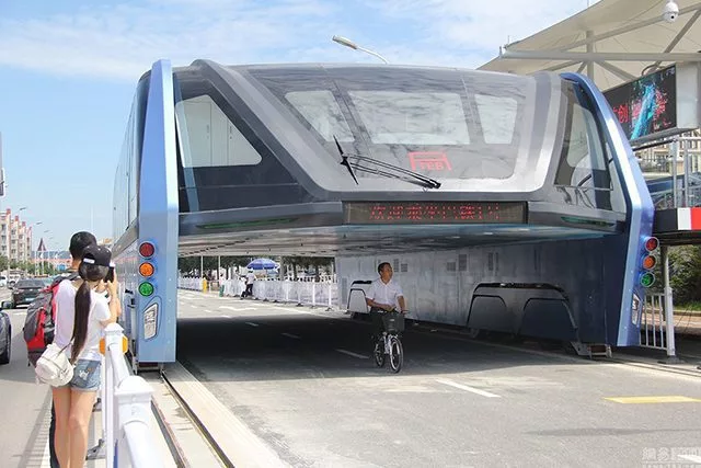 Remember China's Futuristic Elevated Bus? It has been abandoned.