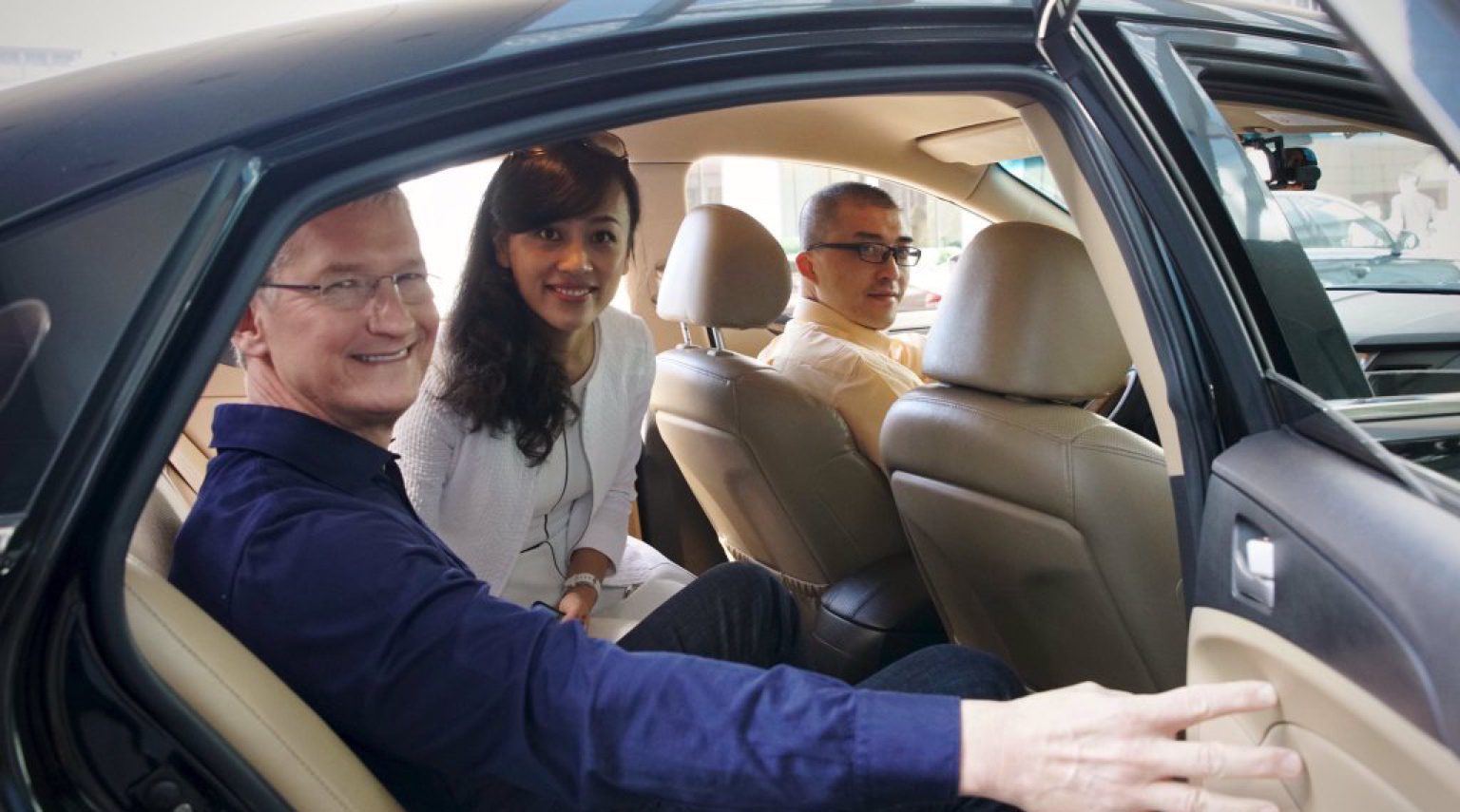 Tim Cook with Liu Qing of Didi Chuxing on his visit to Beijing