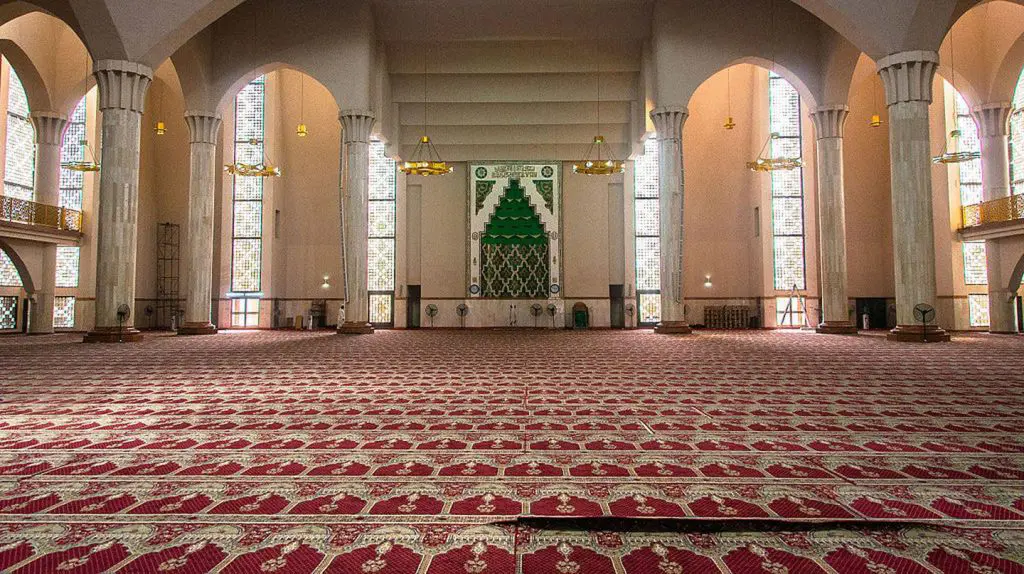 inside the abuja national mosque 9 Most Beautiful Cities in Nigeria.