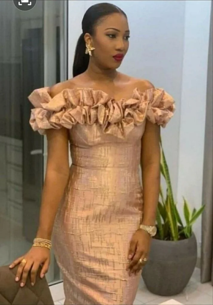 4bbbb69528fe2f9eba18eca7be63d656 The Hottest Asoebi Styles for Bridesmaid in 2022 (Images)